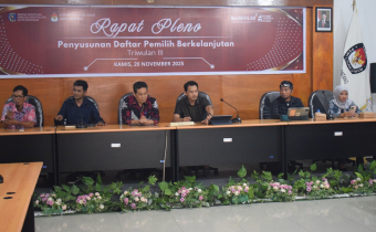Badan Pengawas Pemilihan Umum (Bawaslu) Kota Bontang menghadiri sekaligus melakukan pengawasan melekat terhadap Rapat Pleno Penyusunan Daftar Pemilih Berkelanjutan (PDPB) Triwulan III Tahun 2025 yang diselenggarakan oleh Komisi Pemilihan Umum (KPU) Kota Bontang di Ruang HKM KPU Bontang, Kamis (20/11/2025).