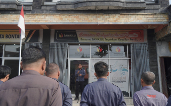 Apel pagi Bawaslu Kota Bontang, Senin (15/12/2025) di Halaman Kantor Bawaslu Bontang.
