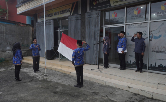 Pengibaran bendera merah putih dalam kegiatan pelaksanaan upacara  HUT ke-54 Korps Pegawai Republik Indonesia (KORPRI) tahun 2025, Senin (1/12/2025) di Halaman Kantor Bawaslu Bontang.