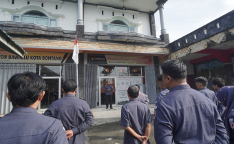 Apel dan Rapat Internal Bawaslu Bontang sebelum melaksanakan aktifitas tugas, Senin (8/12/2025).