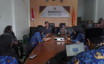 Rapat internal rutin awal pekan Bawaslu Bontang, Senin (1/12/2025) di Ruang Rapat Kantor Bawaslu Bontang.