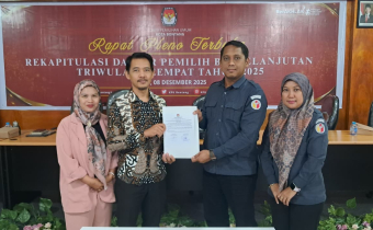 Rapat Pleno Terbuka Rekapitulasi dan Penetapan Pemutakhiran Daftar Pemilih Berkelanjutan (PDPB) Triwulan Keempat Tahun 2025, Senin (8/12/2025).