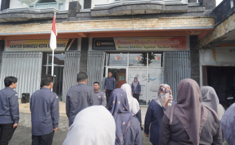 Apel pagi Bawaslu Kota Bontang sebelum melaksanajan aktifitas tugas, Senin (5/1/2026) di Halaman Kantor Bawaslu Bontang.