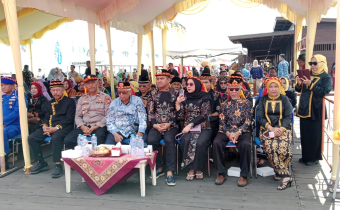 Anggota Bawaslu Kota Bontang, Syahriah, menghadiri pembukaan perhelatan budaya tahunan Pesta Laut Bontang Kuala yang resmi dibuka hari ini, Rabu (17/12/2025).