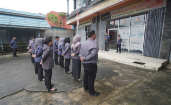 Badan Pengawas Pemilihan Umum (Bawaslu) Kota Bontang menggelar apel pagi rutin sekaligus briefing koordinasi pada Senin (09/02/2026). 