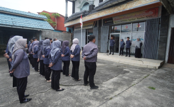 Apel pagi perdana pasca libur Lebaran dan cuti bersama di halaman kantor Bawaslu, Senin (30/03/2026).
