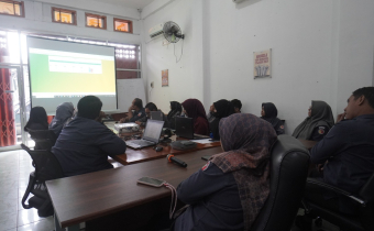 Presentasi hasil inovasi digital dari dua mahasiswa Praktik Kerja Lapangan (PKL) Sekolah Tinggi Teknologi (STITEK) Bontang pada Senin (09/03/2026).