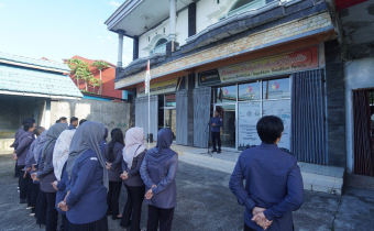 Badan Pengawas Pemilu (Bawaslu) Kota Bontang menggelar apel pagi rutin yang dirangkaikan dengan sesi briefing pada Senin (06/04/2026). 